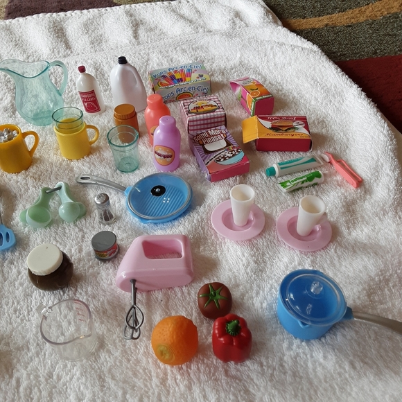 VARIETY OF SMALL DOLL KITCHEN AND BATH ACCESSORIES. - Picture 7 of 10